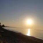 Апартаменты Beachfront Bliss 3br With Panoramic Sea View