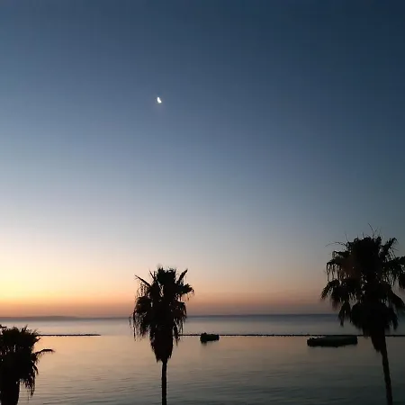 Enjoy Sunrise At Spacious 3br Flat By The Seafront *