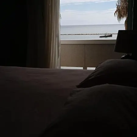 Apartman Enjoy Sunrise At Spacious 3br Flat By The Seafront *