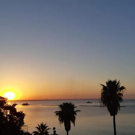 Enjoy Sunrise At Spacious 3br Flat By The Seafront Apartment *