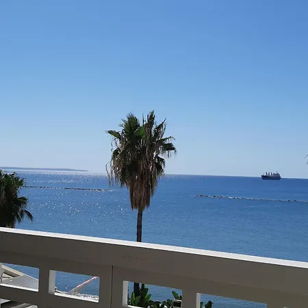 Enjoy Sunrise At Spacious 3br Flat By The Seafront