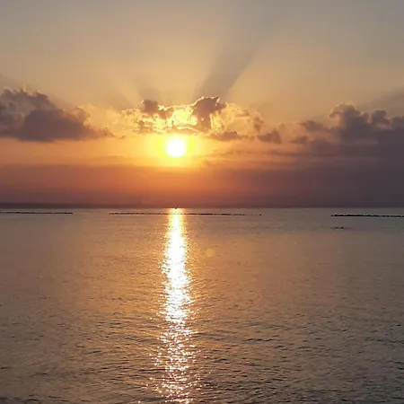 Enjoy Sunrise At Spacious 3br Flat By The Seafront شقة فوروكليني