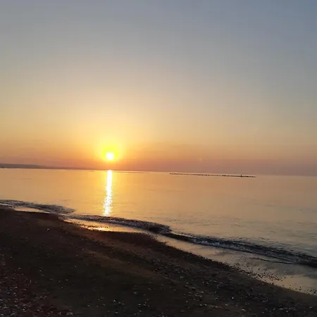 Enjoy Sunrise At Spacious 3br Flat By The Seafront