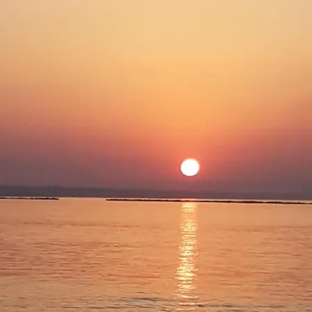 Enjoy Sunrise At Spacious 3br Flat By The Seafront