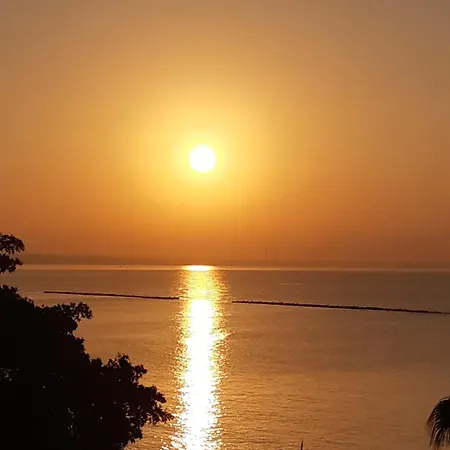 Enjoy Sunrise At Spacious 3br Flat By The Seafront