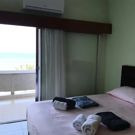 Enjoy Sunrise At Spacious 3br Flat By The Seafront