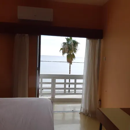 Beachfront Bliss 3br With Panoramic Sea View Lägenhet