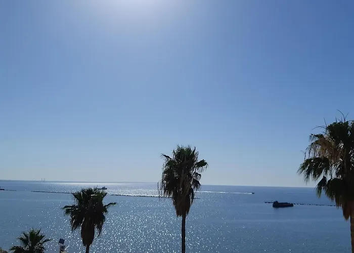 Enjoy Sunrise At Spacious 3br Flat By The Seafront *