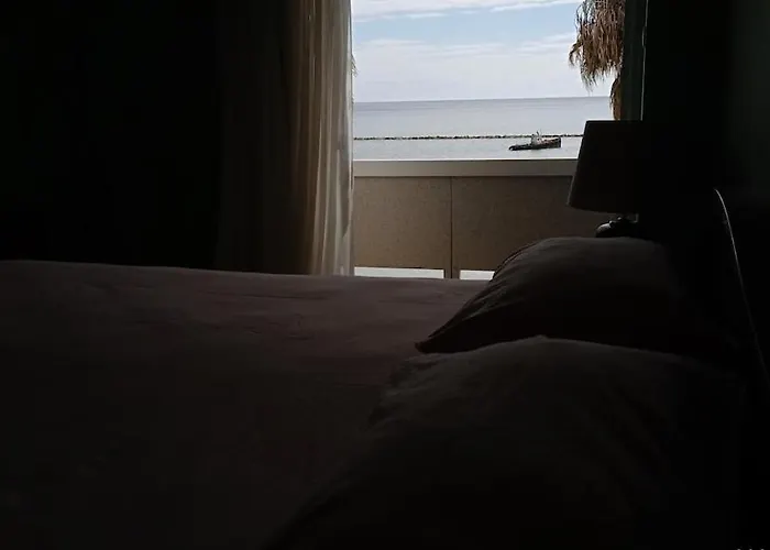 Apartmán Enjoy Sunrise At Spacious 3br Flat By The Seafront *