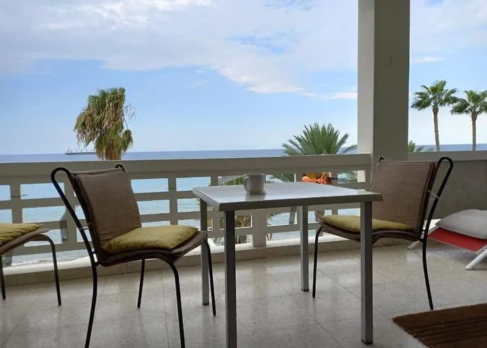 Apartmán Enjoy Sunrise At Spacious 3br Flat By The Seafront *