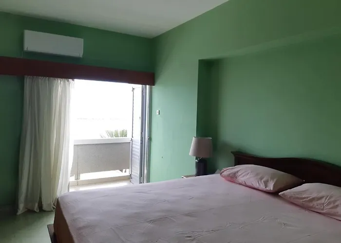 Enjoy Sunrise At Spacious 3br Flat By The Seafront Apartmán