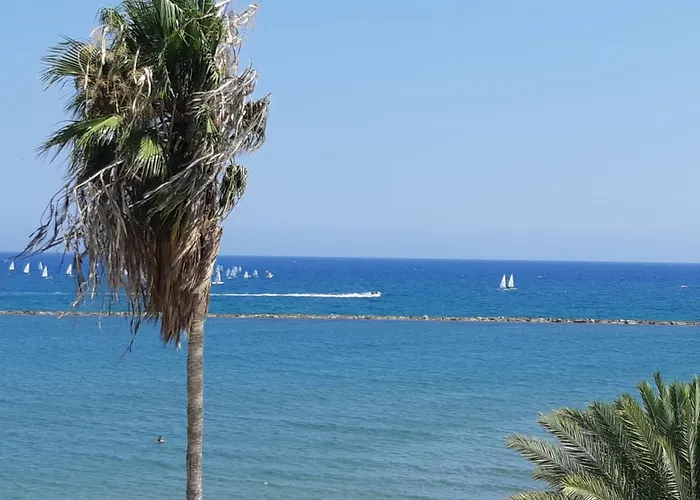 Enjoy Sunrise At Spacious 3br Flat By The Seafront