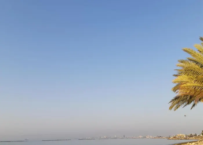 Enjoy Sunrise At Spacious 3br Flat By The Seafront