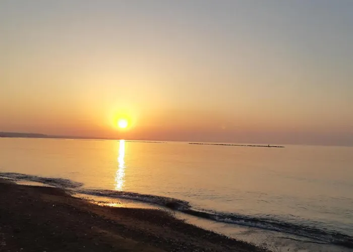 Enjoy Sunrise At Spacious 3br Flat By The Seafront