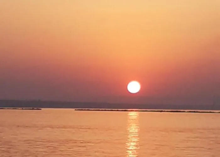 Enjoy Sunrise At Spacious 3br Flat By The Seafront