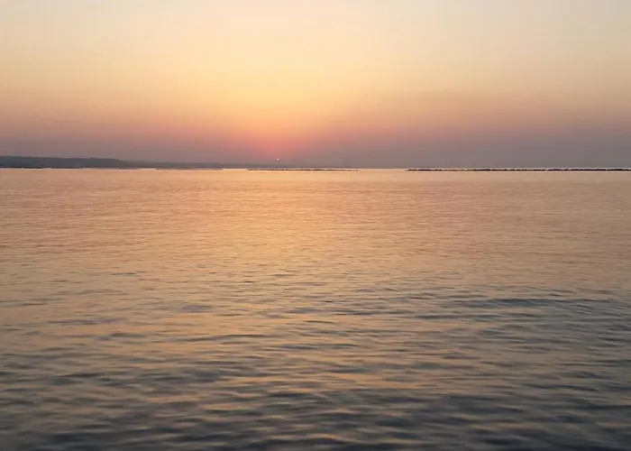 Apartmán Enjoy Sunrise At Spacious 3br Flat By The Seafront Voroklini