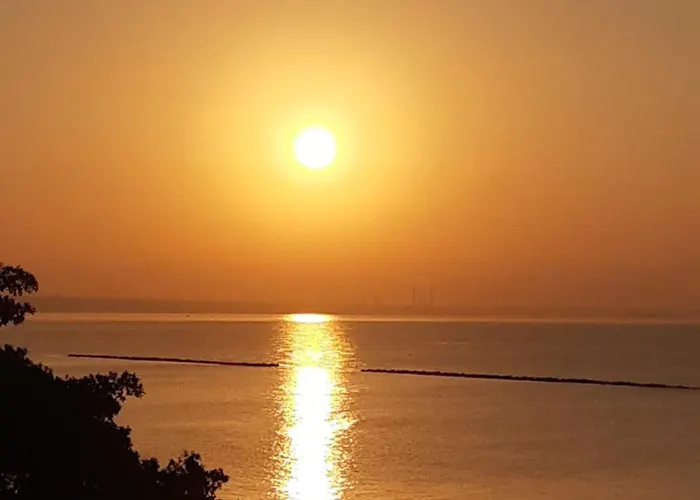 Enjoy Sunrise At Spacious 3br Flat By The Seafront