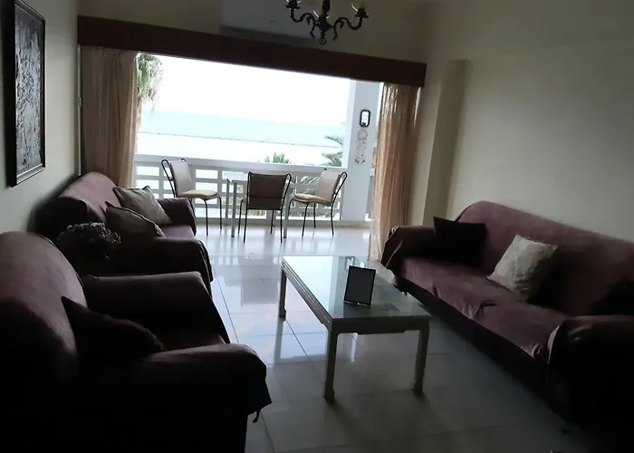 Enjoy Sunrise At Spacious 3br Flat By The Seafront