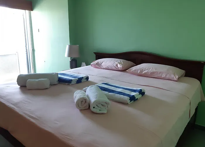 Enjoy Sunrise At Spacious 3br Flat By The Seafront *