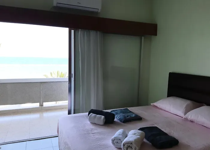 Enjoy Sunrise At Spacious 3br Flat By The Seafront